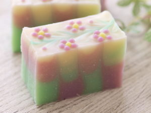 花模様　トリコロールデザイン　デザイン石けん　神奈川県厚木市　